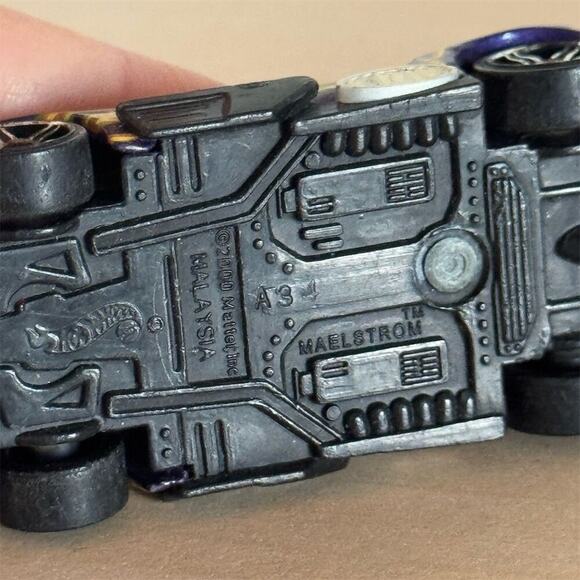 Vintage Hot Wheels Maelstrom 2000 Purple Die-Cast Car with Flames Y2K - Picture 6 of 6